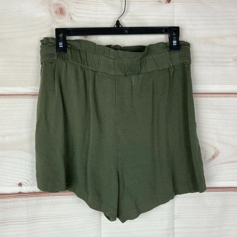 a.n.a. Short Women 10 Green Button-Trim Paperbag Pleated Front Pockets High Rise